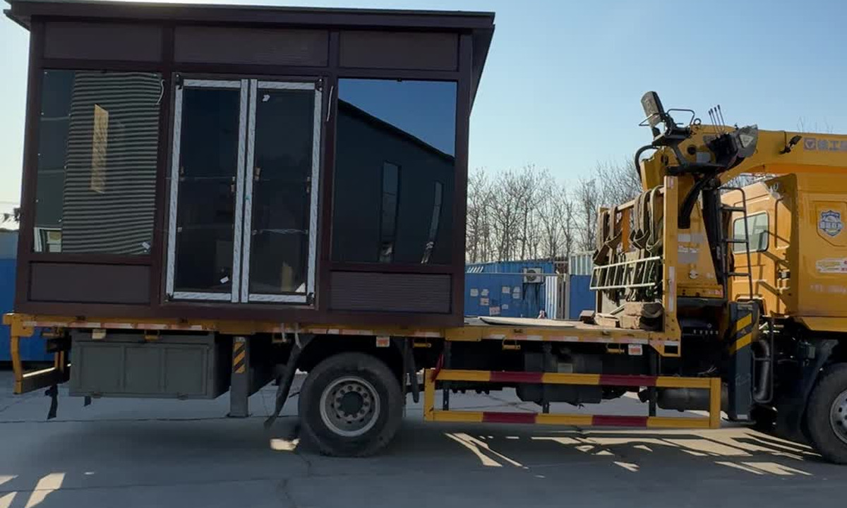 Modular unit on a transport truck, reference photograph